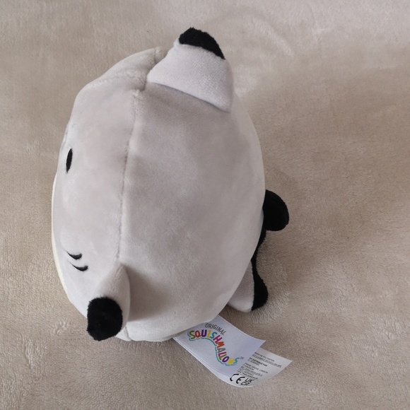 Gordon The Gray Shark 5 inches Squishmallow - Picture 4 of 4